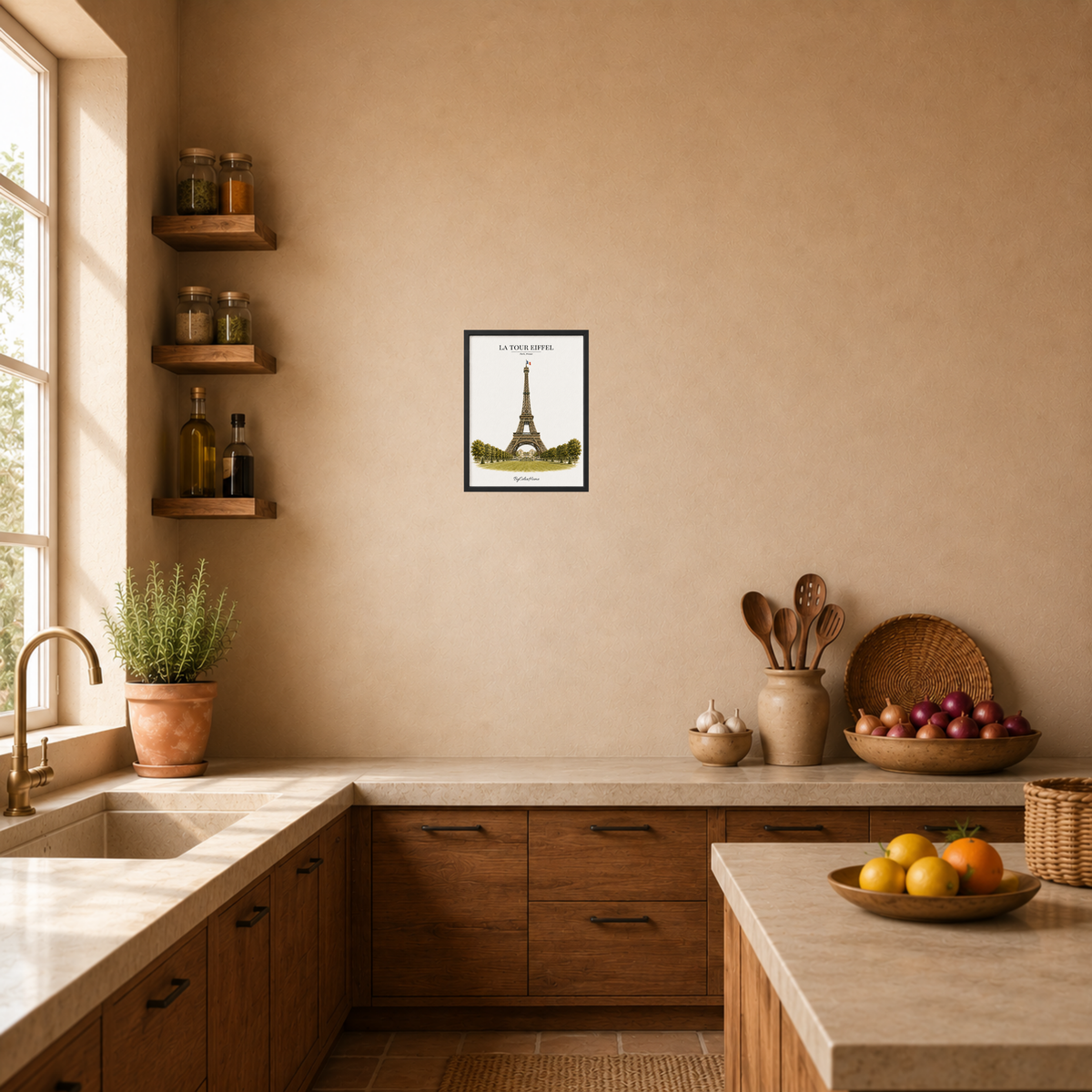 La Tour Eiffel [21 × 30] dans un cadre [noir] accroché au mur au-dessus du plan de travail d’une cuisine.