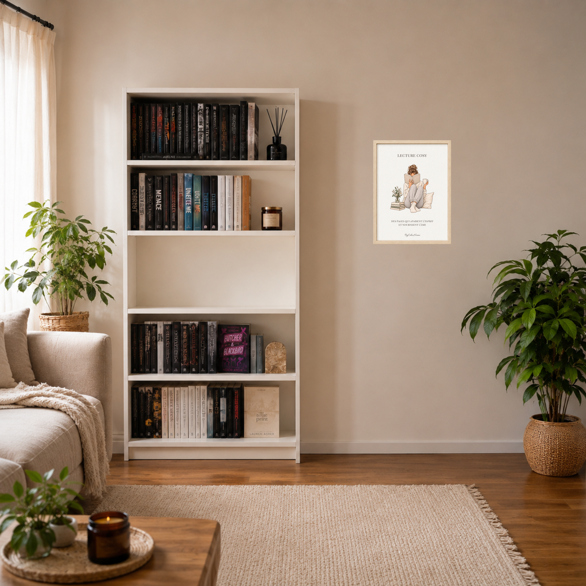Lecture Cosy [21 × 30] dans un cadre [effet bouleau] accroché au mur près d’une bibliothèque.