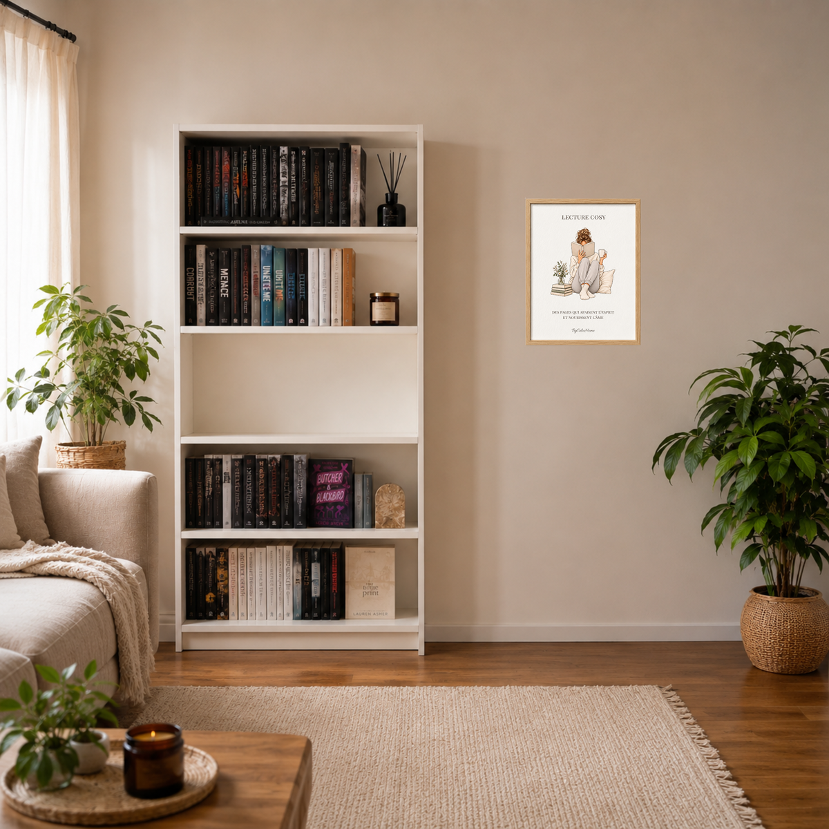 Lecture Cosy [21 × 30] dans un cadre [effet chêne] accroché au mur près d’une bibliothèque.