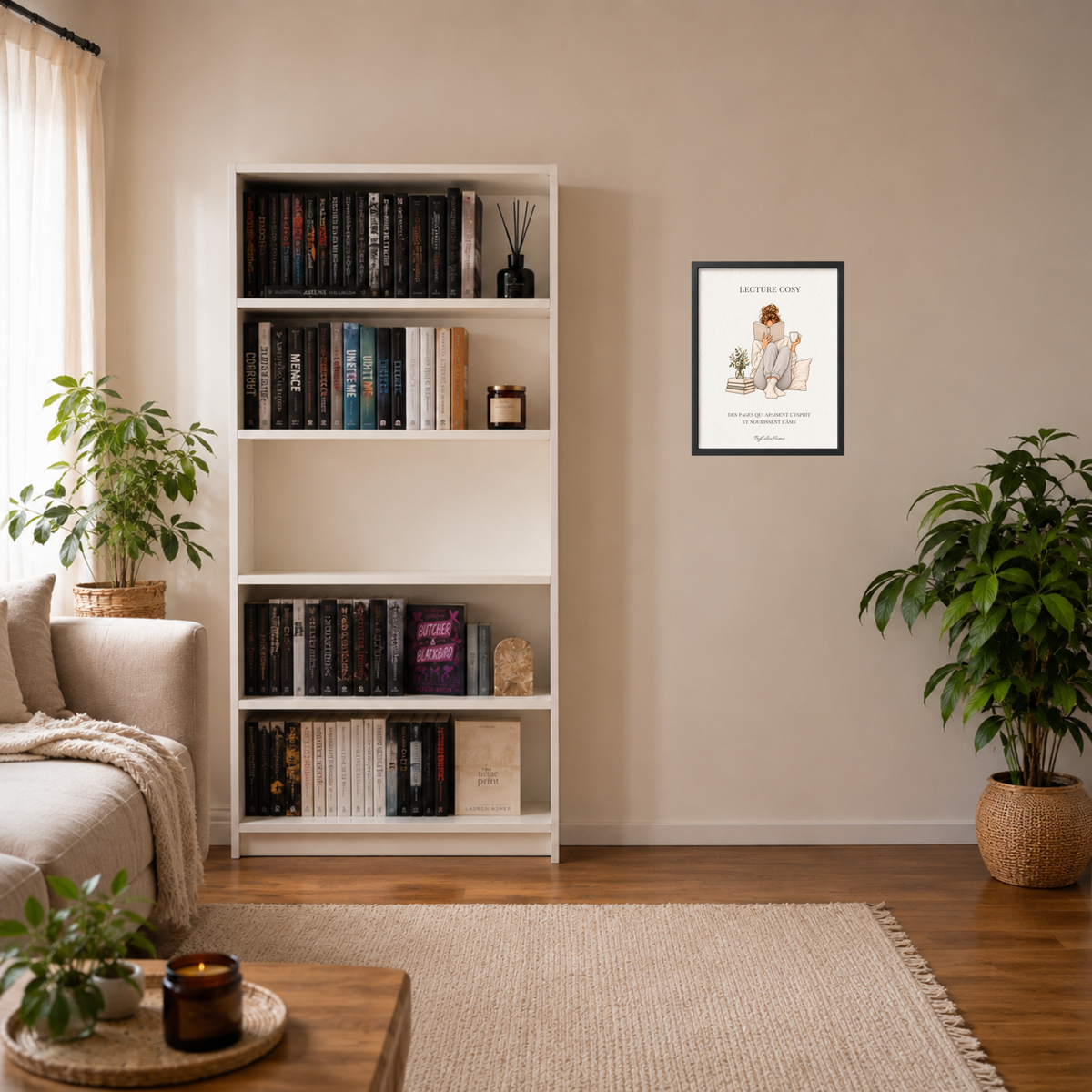Lecture Cosy [21 × 30] dans un cadre [noir] accroché au mur près d’une bibliothèque.