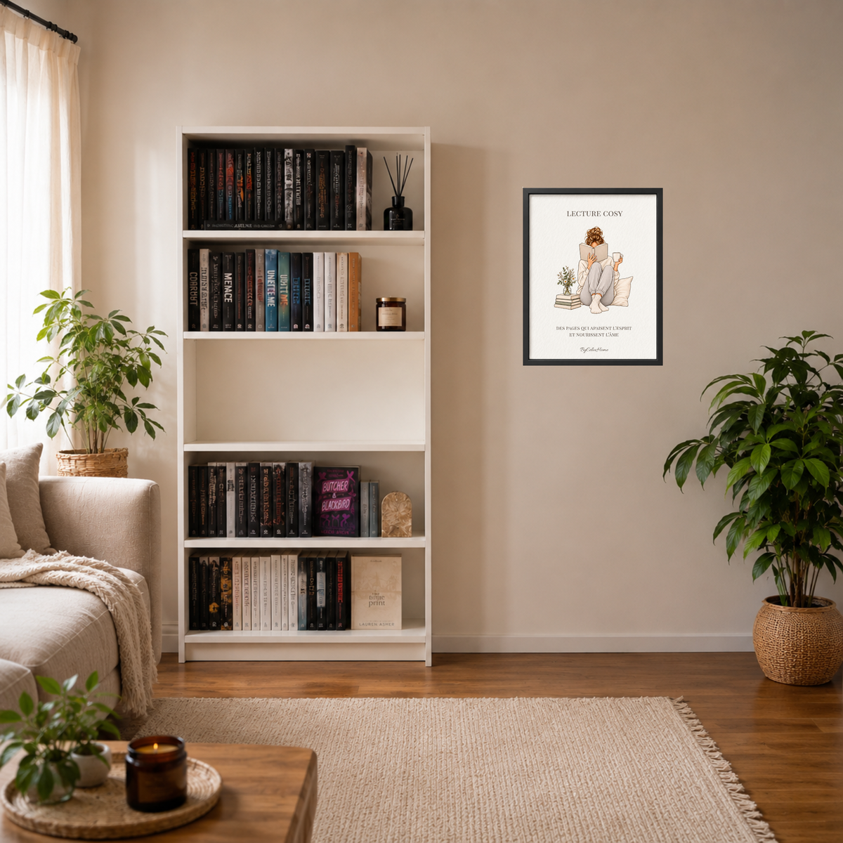 Lecture Cosy [30 × 40] dans un cadre [noir] accroché au mur près d’une bibliothèque.