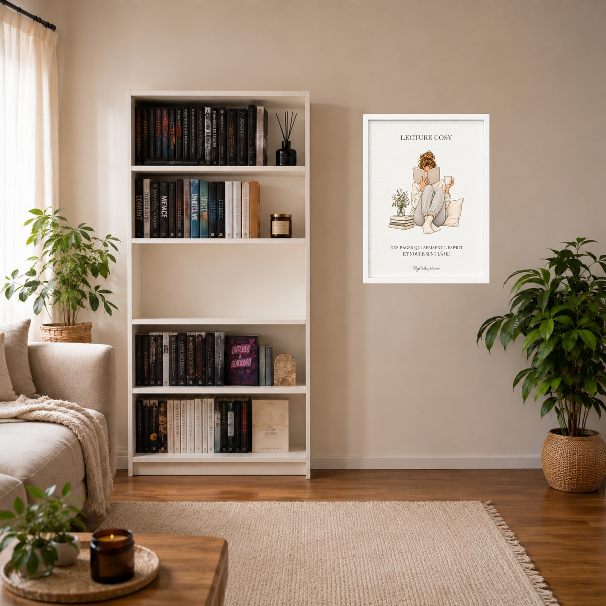 Lecture Cosy [50 × 70] dans un grand cadre [blanc] accroché au mur près d’une bibliothèque.
